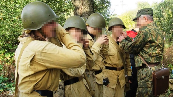 Оголосили в розшук керівника клубу, який готував підлітків для збройних формувань ДНР