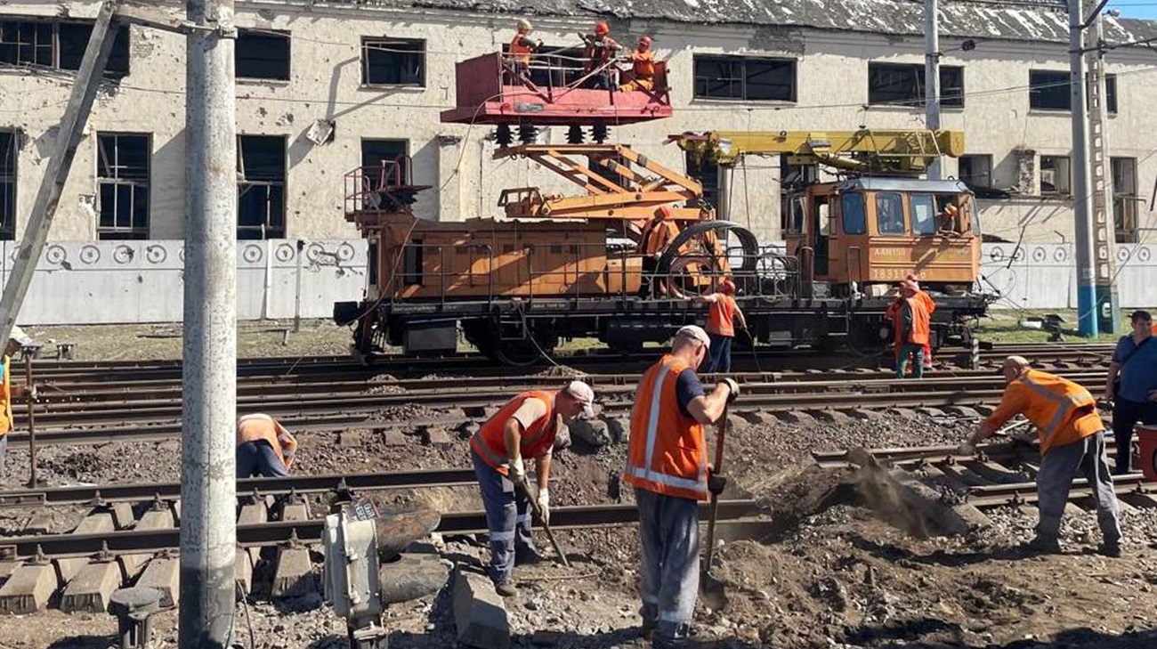 Railway workers restore tracks damaged by Russians in Zaporizhzhia