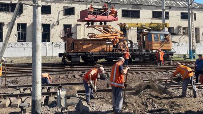 Railway workers restore tracks damaged by Russians in Zaporizhzhia 