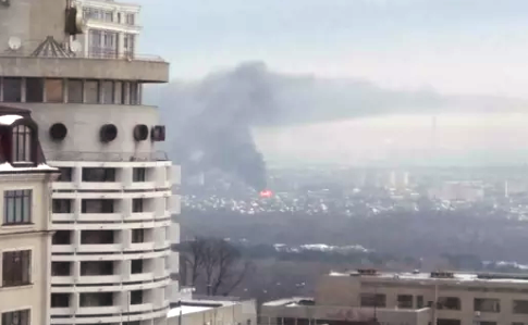В Киеве крупный пожар на левом берегу: выехали 14 пожарных машин