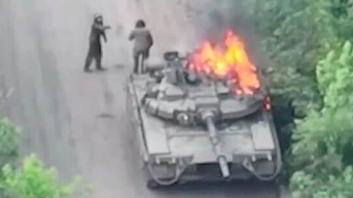 Українські захисники показали, як за допомогою БПЛА знищують ворожий Т-80