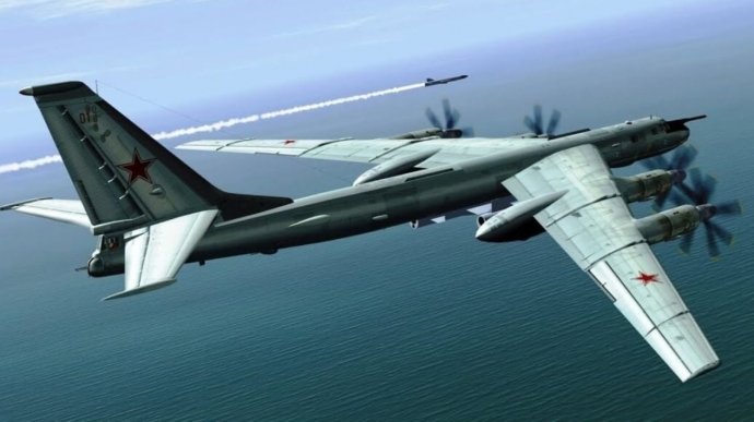 СТРАТЕГІЧНИЙ БОМБАРДУВАЛЬНИК ТУ-95. ФОТО DEFENCE-UA.COM