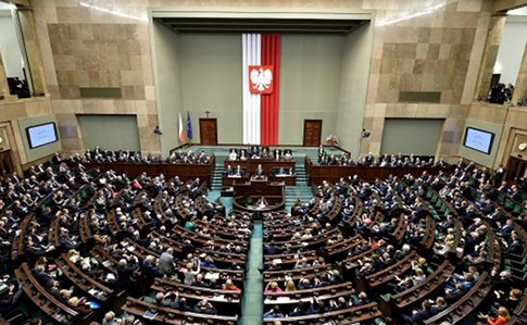 Сенат Польщі ухвалив скандальний закон, де згадано українських націоналістів