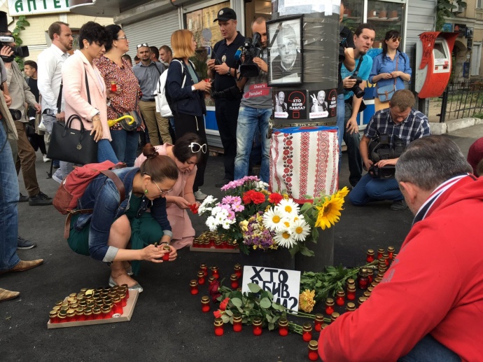 В Киеве люди пришли почтить память Шеремета
