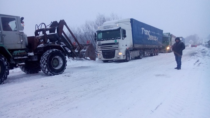 100 вантажівок застрягли у чотирикілометровому заторі на Одещині