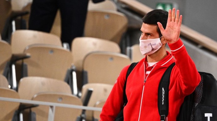 Джокович в маске прилетел в Дубай, Australian Open начался без него