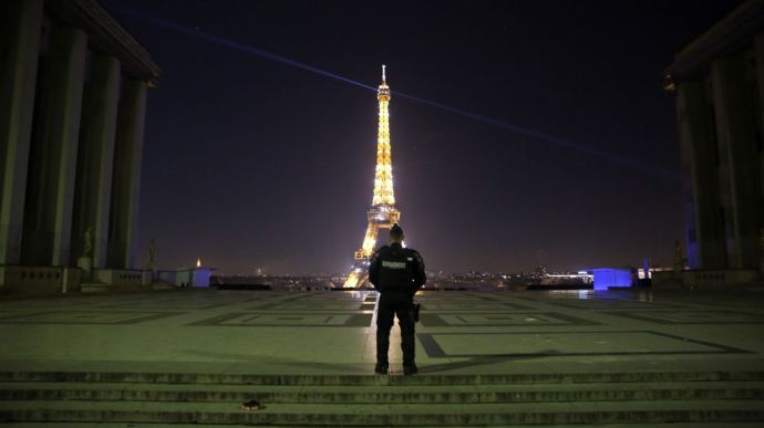 В Париже отменили новогодний салют из-за усиления эпидемии