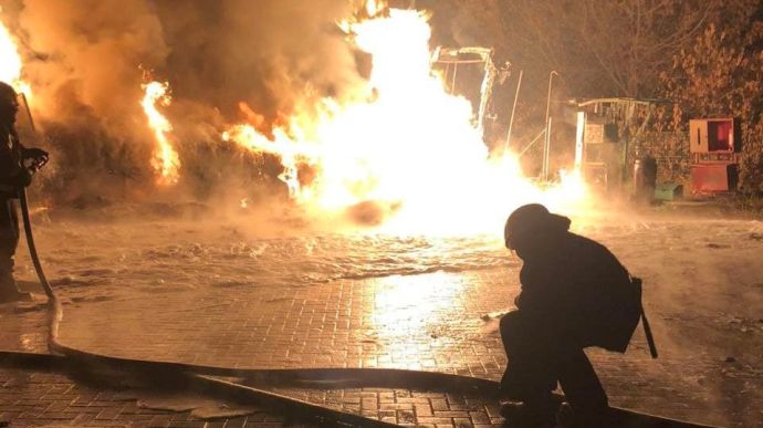 Из-за взрыва на автозаправке на Харьковщине сгорели два грузовика