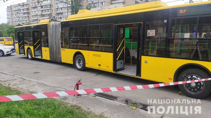 Чоловік кинув пляшку із запальною сумішшю у київський тролейбус