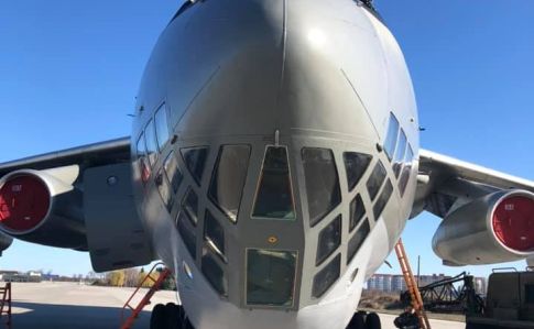 Військовий літак вилітає до Китаю по тести на COVID-19, маски й обладнання
