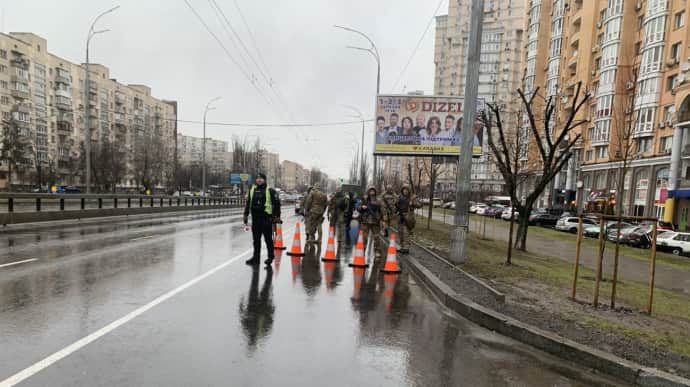 Police and enlistment office workers looking for Russian saboteurs in Kyiv's Obolon district – photo