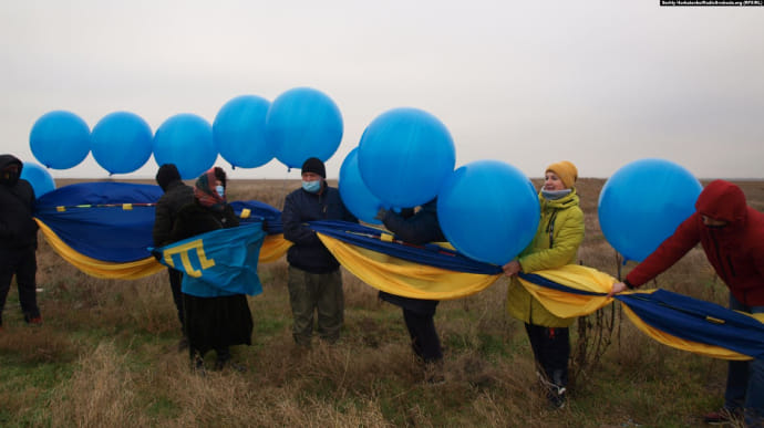 Над оккупированным Крымом пролетел большой украинский флаг