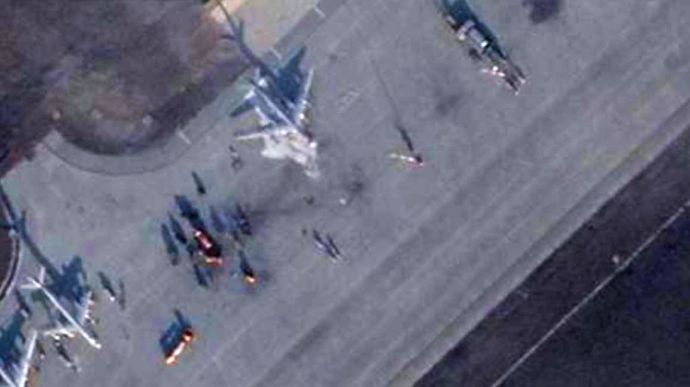 На спутниковых снимках российской авиабазы в Энгельсе виден поврежденный самолет