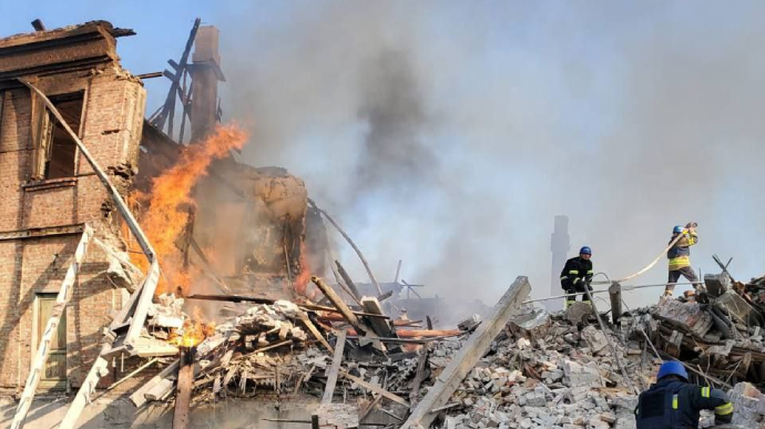 Луганщина: россияне сбросили авиабомбу на школу, где скрывалось почти 100 человек
