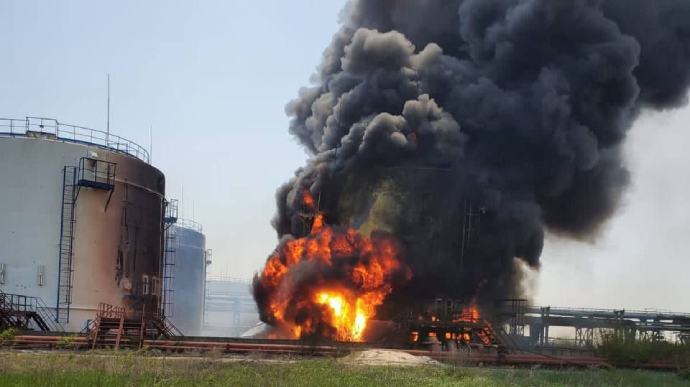 Росіяни влучили в нафтобазу в Лисичанську, пожежу не можуть загасити через обстріли