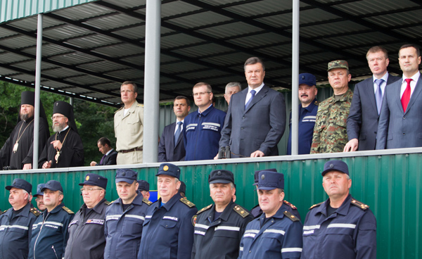 Янукович, вице-премьер Вилкул, спасатели и церковники