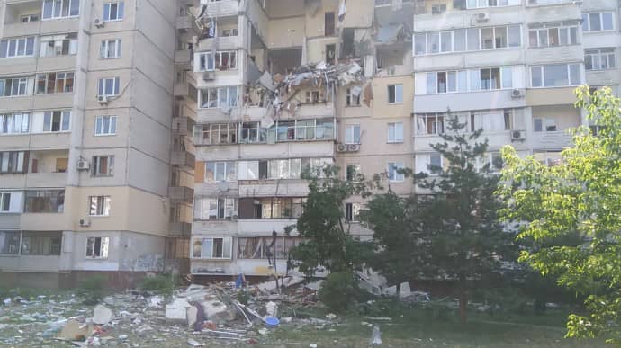 Потужний вибух у багатоповерхівці в Києві: під завалами шукають людей