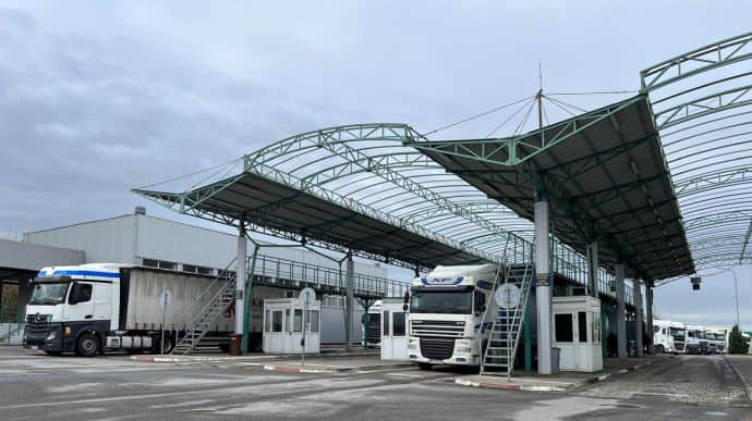 На границе Украины и Словакии выросли очереди грузовиков из-за блокады