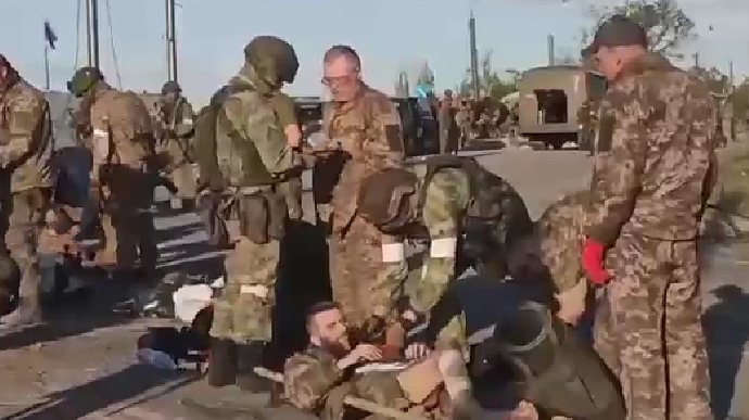 З'явилося відео евакуації важкопоранених бійців з Азовсталі