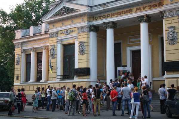 The line into Yavornitsky Museum during Museum Night 2013. Photo by prostir.museum