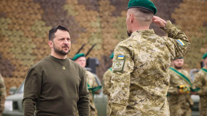 86% украинцев считают, что Зеленский эффективный верховный главнокомандующий