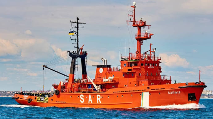 Россия захватила гражданское спасательное судно у острова Змеиного