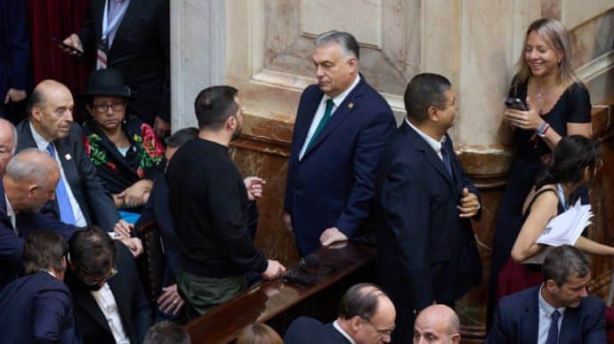Zelenskyy seen talking to Orbán in Argentina – photo