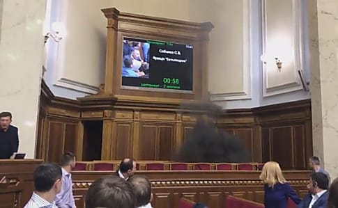 У залу Верховної Ради кинули димову шашку