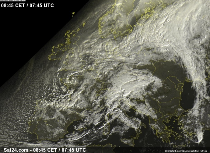 На фото з супутника видно, що фронт пересунувся східніше і частина України в дощових хмарах, а частина - у квітневому сонці.