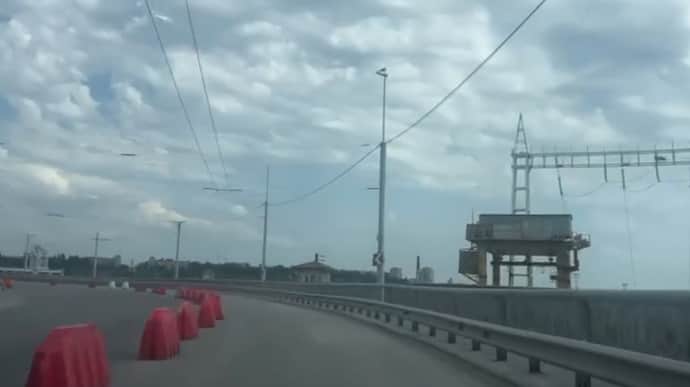 Road traffic resumed across Dnipro Power Plant dam after Russian attack – video
