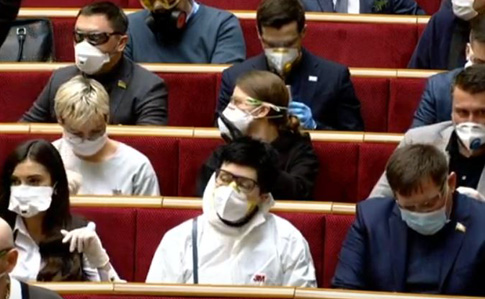 Рада собралась на внеочередное заседание: все в масках и перчатках