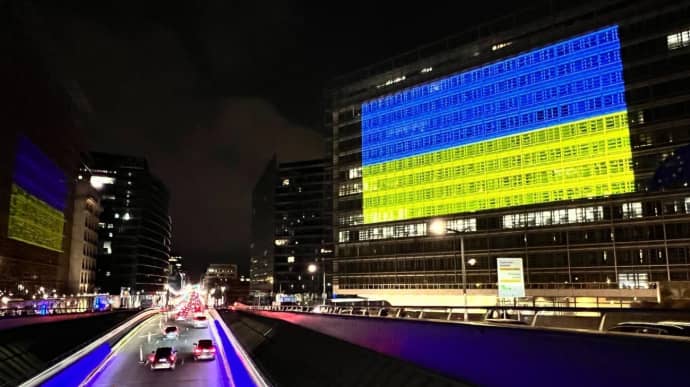 Buildings of key EU institutions illuminated in colours of Ukrainian flag – photo