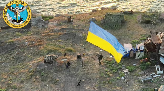 Russians bombard Zmiinyi Island