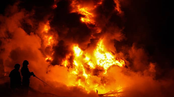 Окупанти влучили у промисловий об’єкт на Полтавщині: вирувала масштабна пожежа 