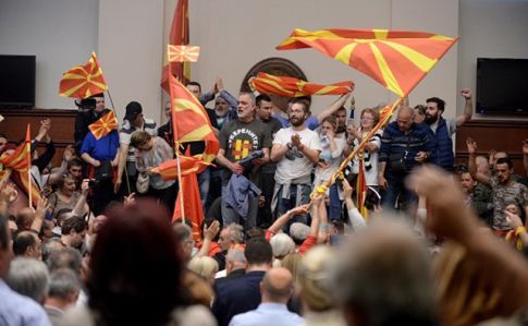 У Македонії протестувальники захопили будівлю парламенту та напали на депутатів