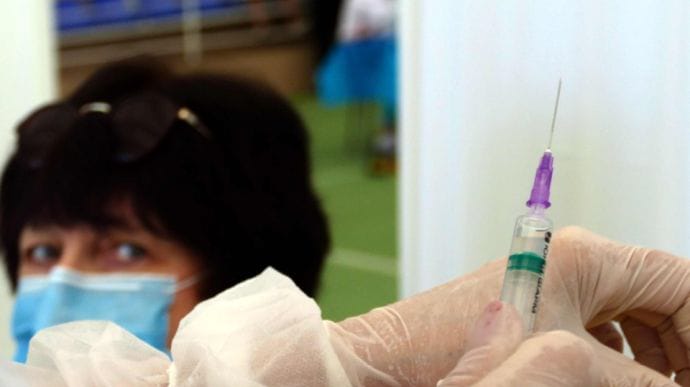 В останній день літа сотня тисяч українців завершили вакцинацію проти COVID