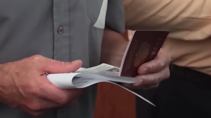 Оккупанты готовят Мелитополь к референдуму: заставляют менять паспорта и номерные знаки на авто