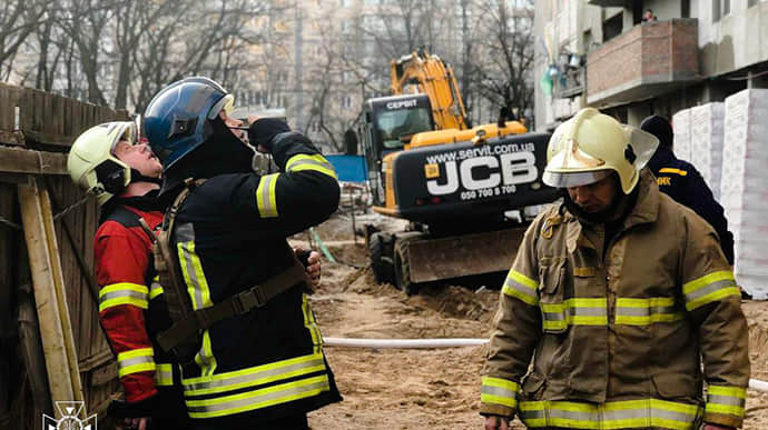 У Києві перекрили рух транспорту на деяких ділянках: ліквідують наслідки ракетної атаки