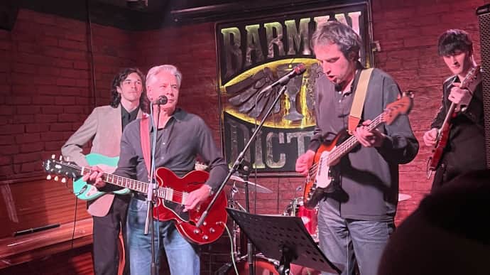 US Secretary of State plays guitar in one of Kyiv's bars – video