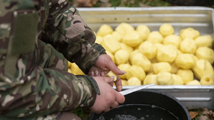 Схемы нашли махинации в поставках продовольствия для армии даже после яичного скандала