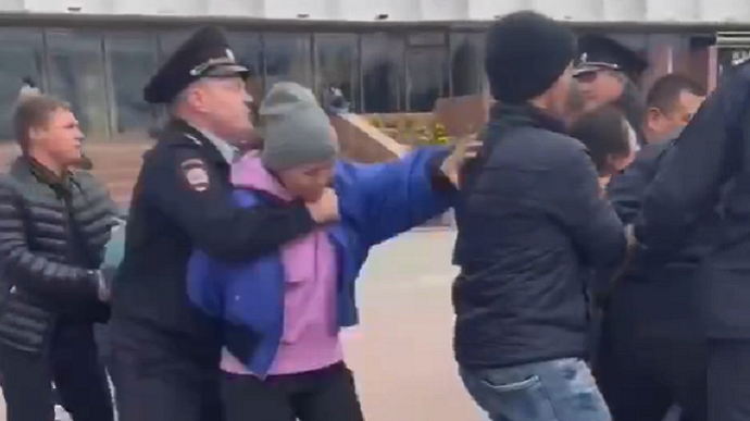 В Сибири начались протесты против мобилизации: за пять минут задержаны 20 женщин 