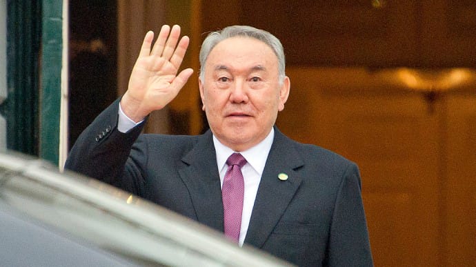 Назарбаев с семьей выехал из Казахстана – СМИ