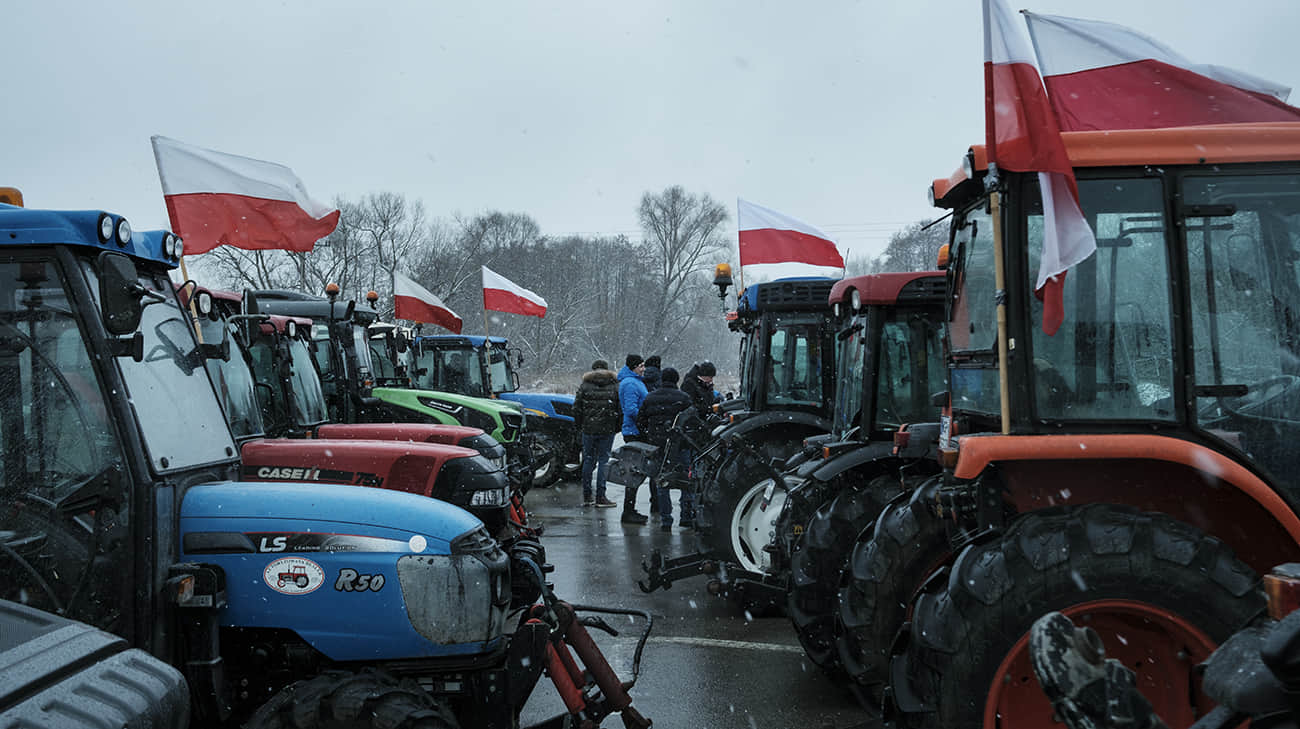 Polish farmers block two new checkpoints and resume blockade at Shehyni