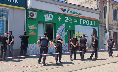 В Одессе мужчина захватил двух заложниц в финучреждении, их освободили