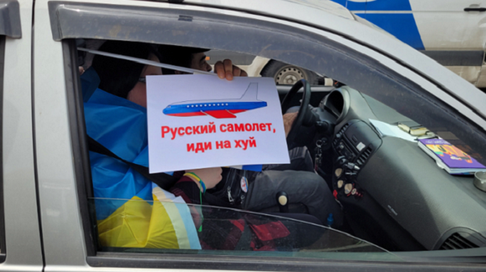 Перший за 4 роки прямий рейсовий літак з РФ приземлився у Тбілісі, в аеропорту – протест
