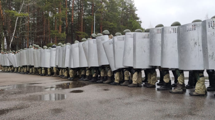 Правоохоронці показали посилений кордон із Білоруссю: патрулі, спецзасоби, авіація