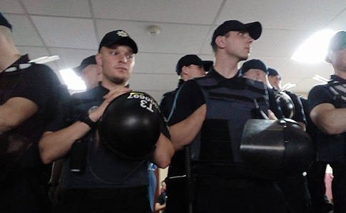 В Киевсовете стычка, Кличко закрыл рот активистке  
