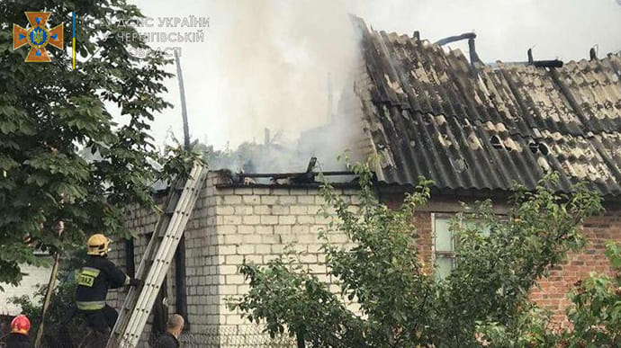 На Черниговщине из-за молнии загорелось два дома