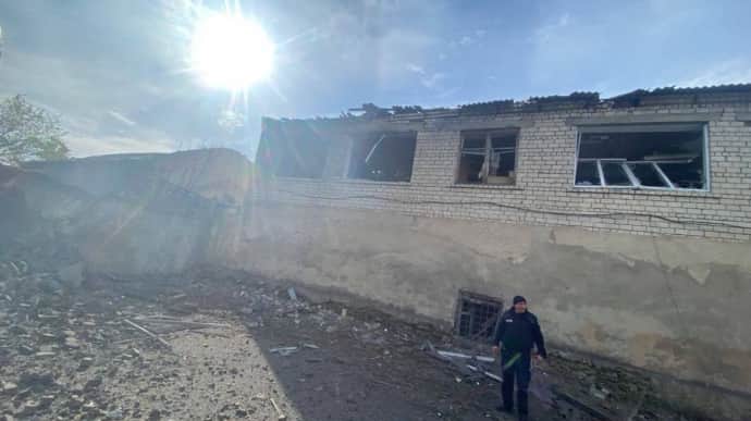 Russia drops 2 guided bombs on school courtyard in Beryslav – photos