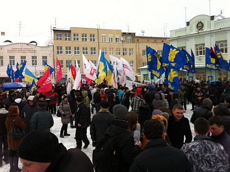 Люди прибувають на мітинг опозиції